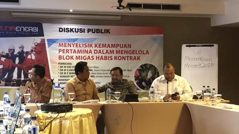 Tampak nara sumber memberikan pandangannya pada acara diskusi publik "Menyelisik Kemampuan Pertamina dalam Mengelola Blok Migas Habis Kontrak" di Jakarta, Senin (26/2/2018). (Liputan6.com/Vina A Muliana)