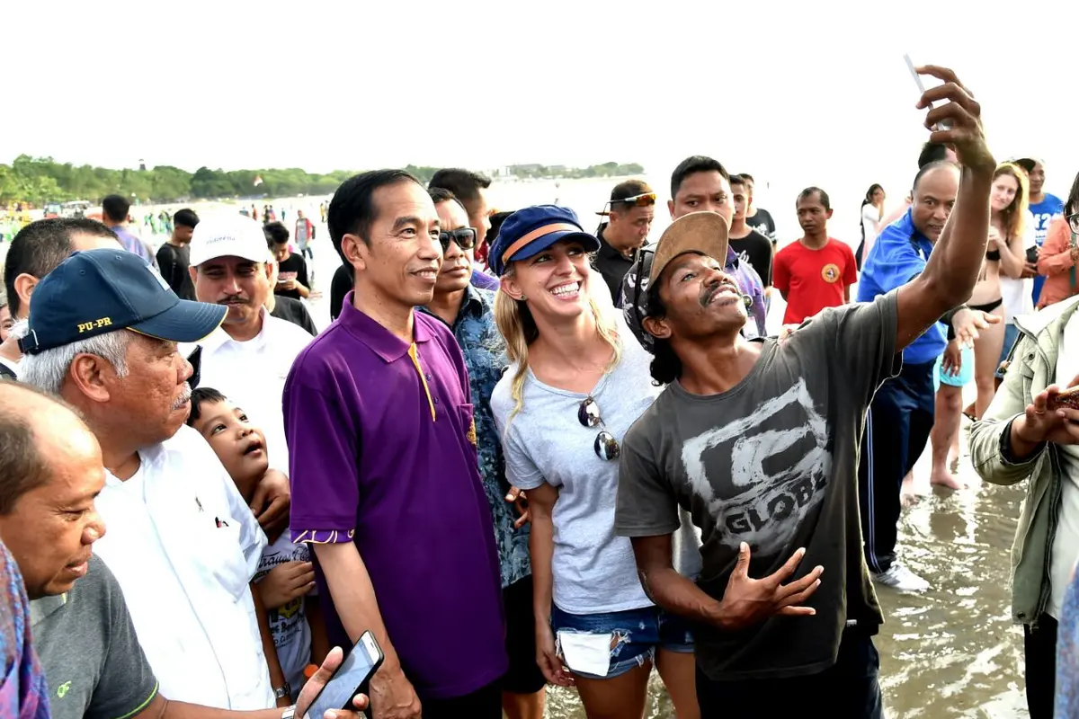 Presiden Jokowi berfoto Selfie bersama sejumlah turis di Pantai Kuta, Bali