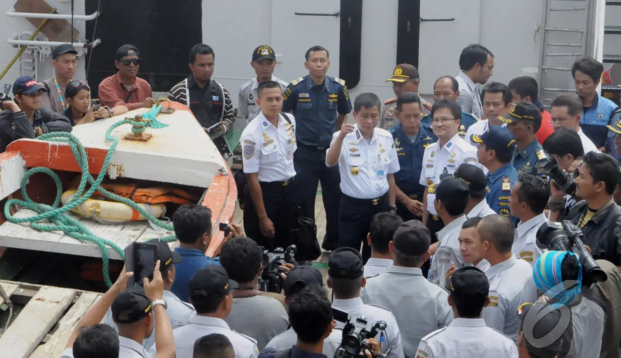 Menhub Ignasius Jonan memberikan arahan kepada anggota KNKT (Komite Nasional Keselamatan Transportasi) saat tiba di  Lanud Iskandar, Pangkalan Bun, Kalteng, Selasa (13/01/2015). (Liputan6.com/Andrian M Tunay)
