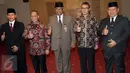 Plt Ketua KPK Taufiqurachman Ruki (tengah) didampingi Direktur Penyidikan baru Kombes Pol Aris Budiman (kiri) dan Kepala Biro Hukum baru Kombes Pol Setiadi (kanan) berfoto bersama usai upacara pelantikan di Jakarta, Rabu (16/9).(Liputan6.com/Helmi Afandi)