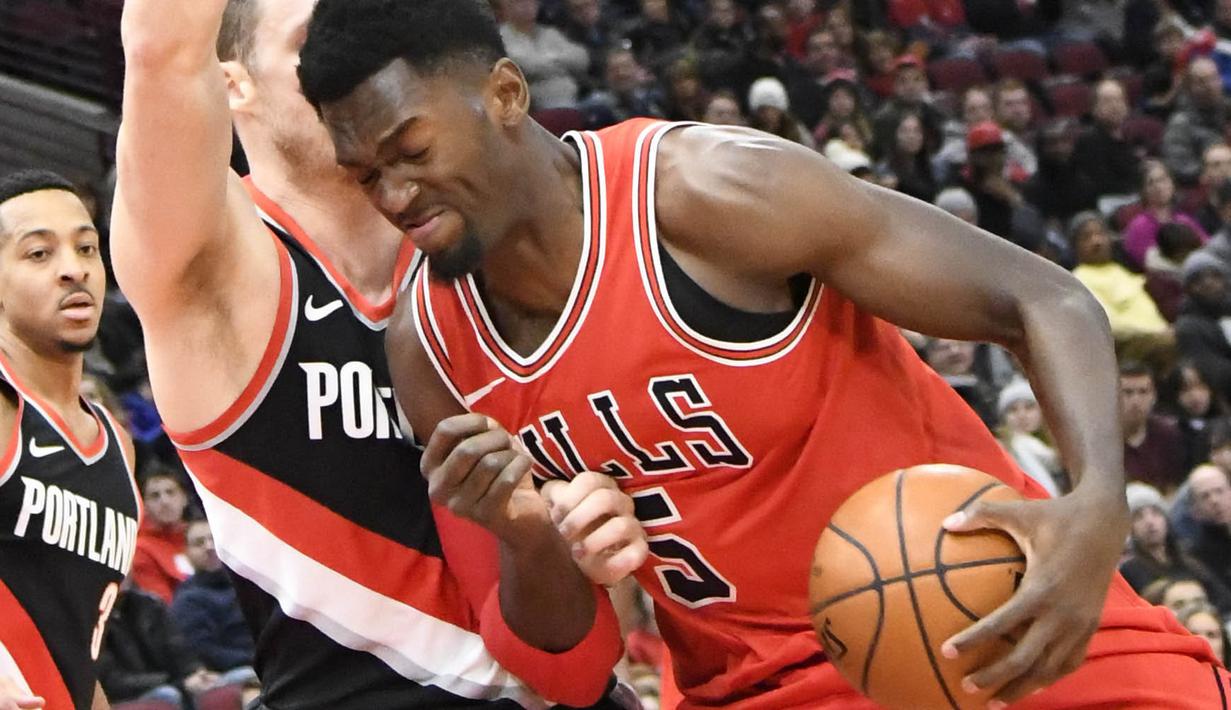 Pebasket Chicago Bulls, Bobby Portis, berusaha melewati pebasket Portland Trail Blazers, Pat Connaughton, pada laga NBA di Stadion United Center, Selasa (2/1/2018). Bulls kalah dari Blazers dengan skor 120-124. (AP/David Banks)