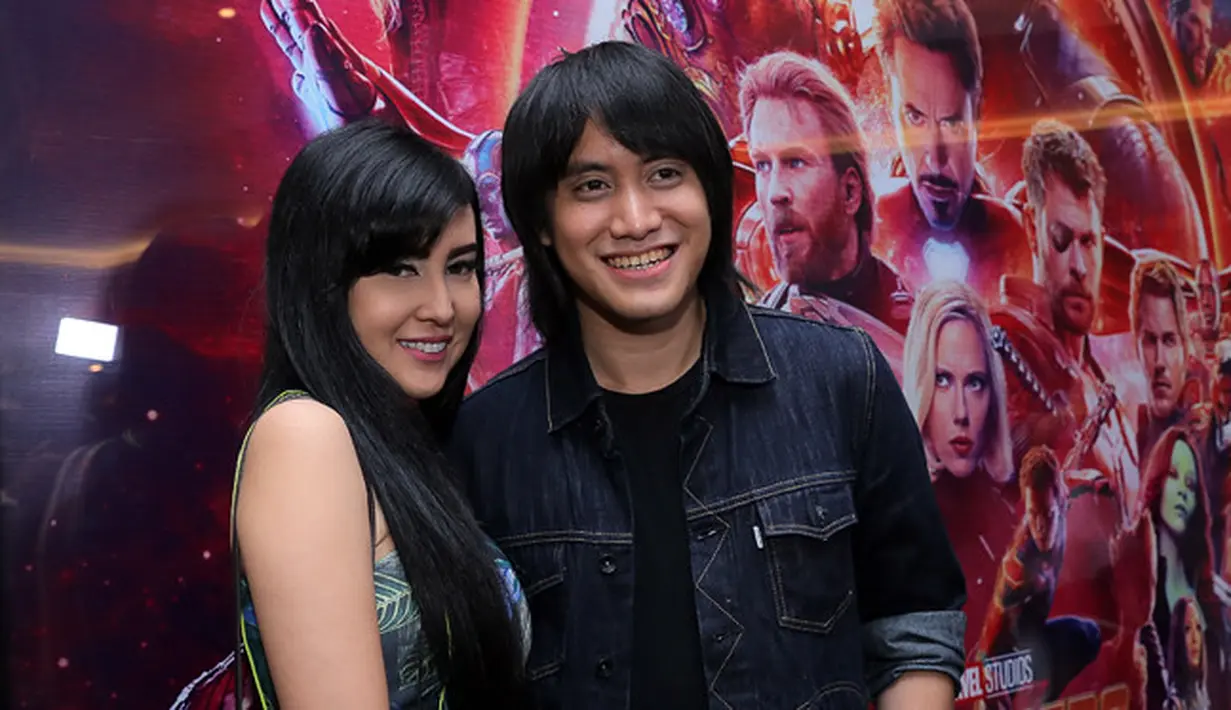 Tidak sendirian, Kevin Aprilio yang dikabarkan akan menikah tahun ini mengajak sang kekasih, Vici Melanie untuk hadir di gala premiere Avengers: Infinity War tadi malam. (Deki Prayoga/Bintang.com)