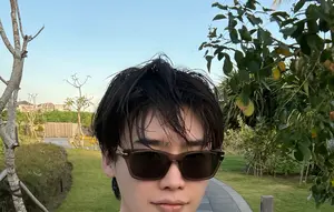 Lee Jong Suk Tampil Melokal Saat Liburan di Bali, Pamer Otot Kekar di Canggu