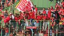 Suporter Semen Padang mencabut spanduk usai menyaksikan laga timnya melawan Bhayangkara FC di lanjutan Liga 1 Indonesia di Stadion Patriot Candrabhaga, Bekasi, Sabtu (20/5). Semen Padang kalah 0-1. (Liputan6.com/Helmi Fithriansyah)