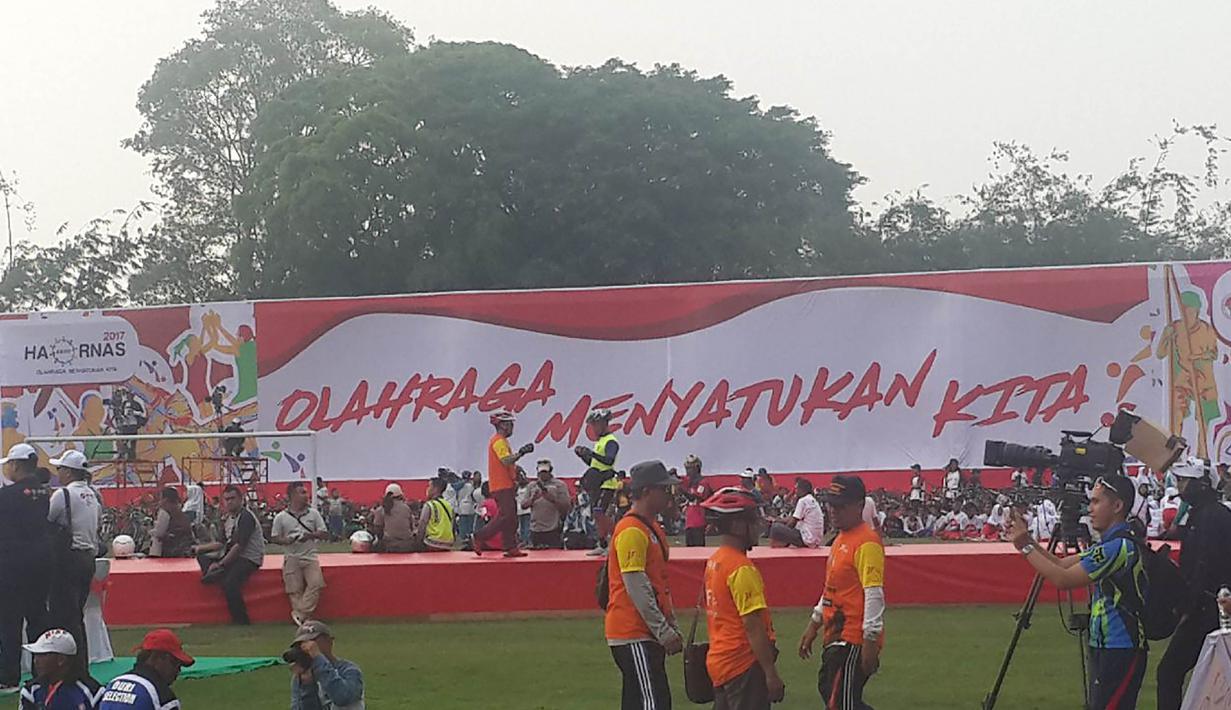 Suasana kemeriahan acara perayaan Hari Olahraga Nasional ke-34 di Stadion Dr. H. M. Soebroto, Magelang, Sabtu (9/9/2017). Haornas tahun ini mengangkat tema "Olah Raga yang Menyatukan Kita". (Bola.com/Dorojatun)