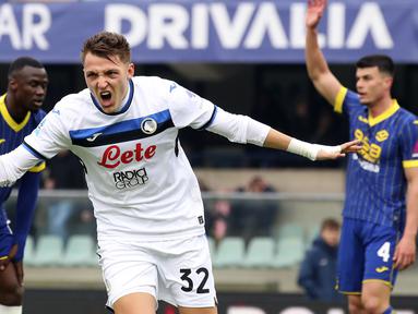 Pemain Atalanta, Mateo Retegui melakukan selebrasi setelah mencetak gol ke gawang Hellas Verona dalam laga lanjutan Liga Italia 2024/2025 di Marcantonio Bentegodi Stadium, Verona, Italia, Sabtu (09/02/2025). (AP Photo/LaPresse/Paola Garbuio)