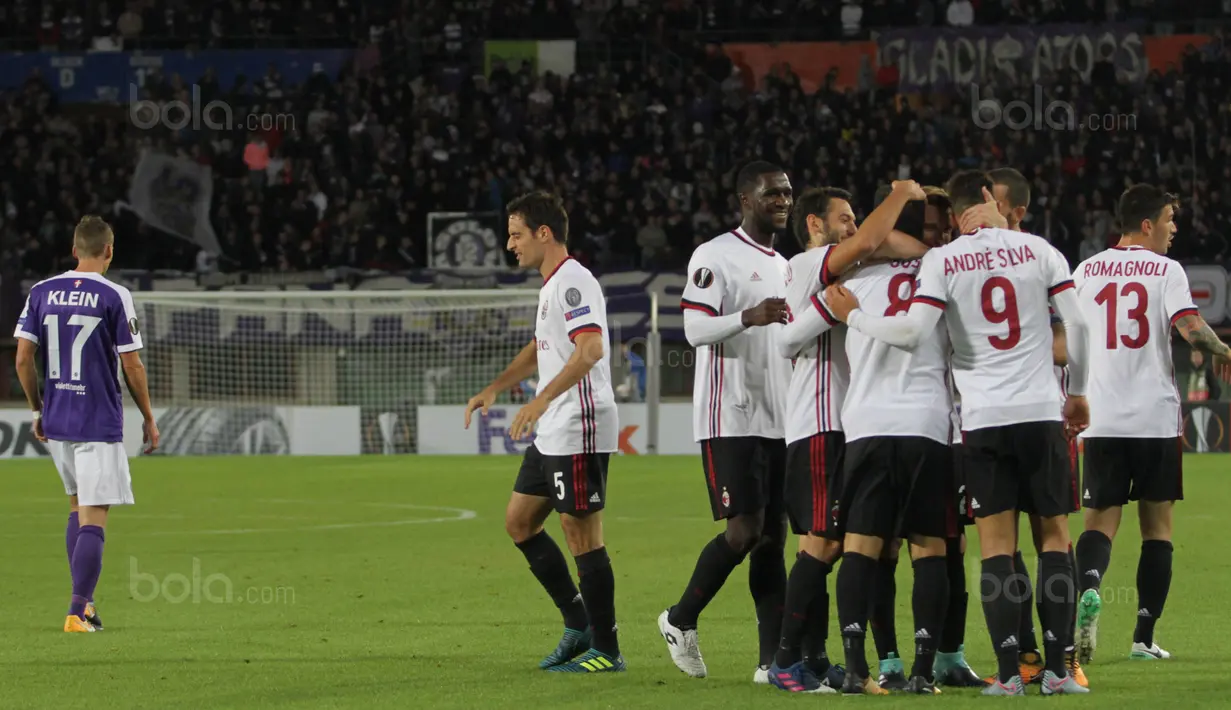 Para pemain AC Milan merayakan gol yang dicetak Andre Silva ke gawang Austria Wien pada laga Liga Europa di Stadion Stadion Ernst Happel, Wien, Kamis (14/9/2017). Wien kalah 1-5 dari Milan. (Bola.com/Reza Khomaini)