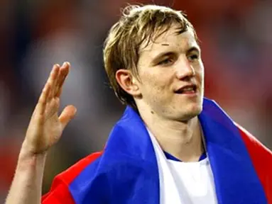 Russian forward Roman Pavlyuchenko, wrapped is his country flag, celebrates after his team won the Euro 2008 Championships quarter-final football match the Netherlands vs. Russia on June 21, 2008 at St. Jakob-Park in Basel. AFP PHOTO / VALERY HACHE