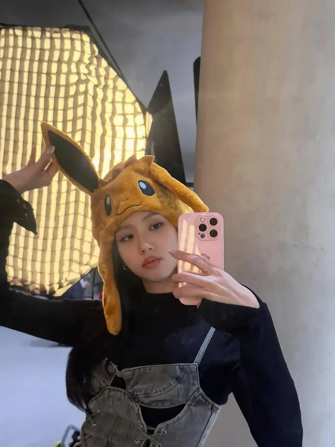 Usai Bag Charm Batik, Jisoo BLACKPINK Tampil Menggemaskan dengan Topi Pikachu & Deretan Boneka Pokémon