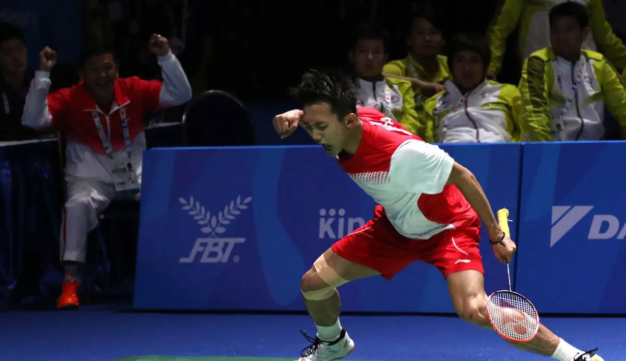 Ekspresi pebulutangkis putra Indonesia, Ihsan Maulana Mustofa, setelah memastikan kemenangan atas pemain Thailand, Suppanyu Avihingsanon. (Bola.com/Arief Bagus)