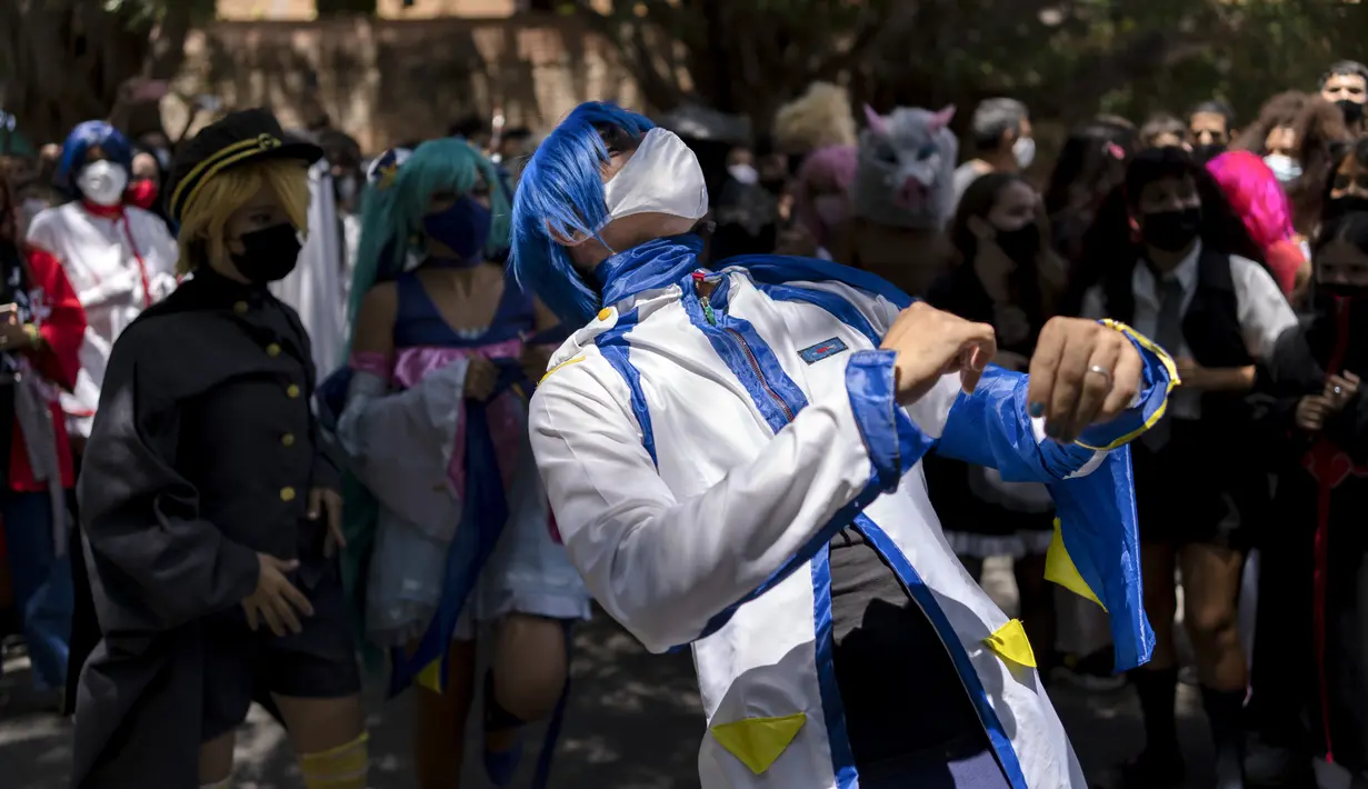 <p>Penggemar anime dan video game Kuba berpakaian seperti pahlawan atau karakter favorit mereka, berparade Cosplay di sela-sela Pameran Buku Internasional Havana, di Havana, Sabtu (23/4/2022). (AP Photo/ Ramon Espinosa)</p>