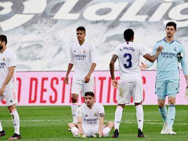 Para pemain Real Madrid tampak lesu meski berhasil menaklukkan Villarreal pada laga Liga Spanyol di Stadion Alfredo di Stefano, Sabtu (22/5/2021). Real Madrid menang dengan skor 2-1. (AFP/Javier Soriano)