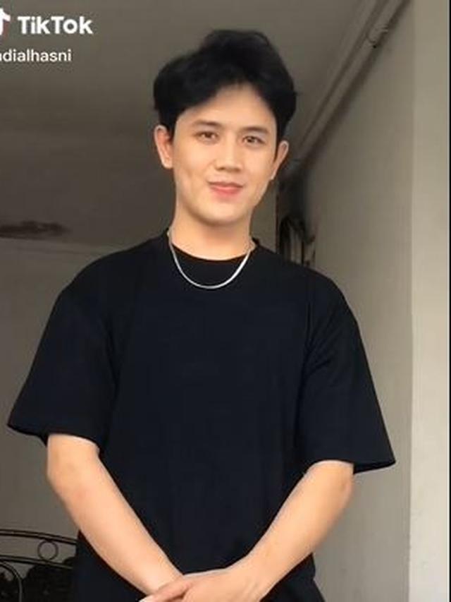 6 Potret Menawan Adi Alhasni, Seleb TikTok yang Disebut Mirip Kim Seon Ho