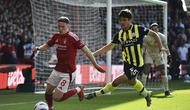Elliot Anderson dari Nottingham Forest, kiri, menggiring bola sambil dihadang oleh Abdukodir Khusanov dari Manchester City dalam pertandingan Liga Inggris antara Nottingham Forest dan Manchester City di Stadion City Ground, Nottingham, Inggris, Sabtu, 8 Maret 2025. (Foto AP/Rui Vieira)