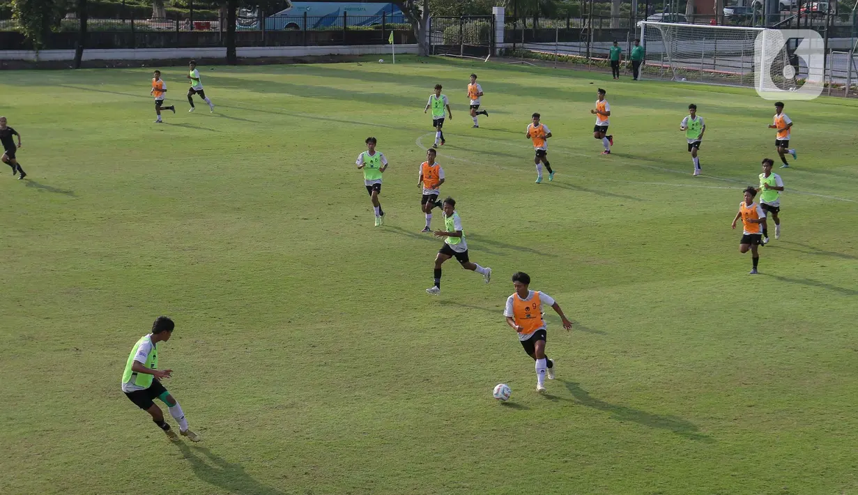 Sejumlah pesepak bola muda mengikuti seleksi pemusatan latihan Timnas U-16 di Lapangan A, Kompleks Gelora Bung Karno (GBK), Jakarta, Selasa (27/2/2024). (Liputan6.com/Herman Zakharia)