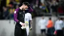 Kiper Prancis, Hugo Lloris tertunduk lesu usai pertandingan melawan Swedia pada kualifikasi Piala Dunia 2018 di Friends Arena, Solna, Stockholm (9/6). Swedia menang atas Prancis dengan skor 2-1. (Marcus Eriksson/TT via AP)