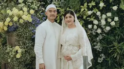 Kaesang Pangarep dan Erina Gudono serta seluruh keluarga mengenakan busana berwarna putih dalam acara tasyakuran ini.