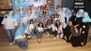 Mengabadikan momen bersama dengan Cut Syifa, cutsyifriends pun berfoto untuk merayakan hari jadi Cutsyifriends yang pertama. (Bambang E. Ros/Bintang.com)