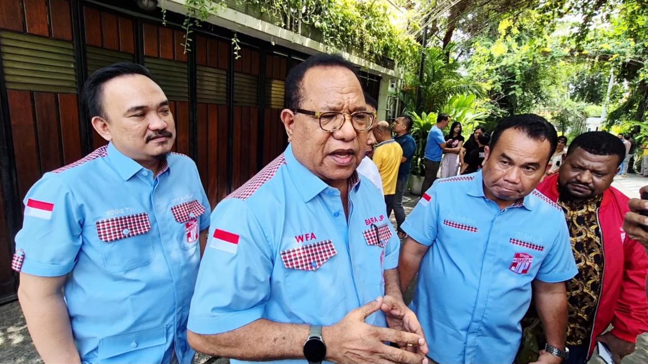Ketua Umum Barisan Relawan Jalan Perubahan (Bara JP) Willem Frans Ansanay seusai bertemu Jokowi di kediaman pribadi Jalan Kutai Utara No 01, Kelurahan Sumber, Banjarsari Solo, Jumat (19/12).