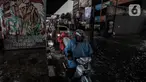 Sejumlah kendaraan menerobos Banjir yang menggenangi kawasan Seskoal - Cipulir, Jakarta, Selasa (4/4/2022). Hujan yang mengguyur wilayah Ibu Kota Jakarta mengakibatkan banjir menggenangi kawasan Simpang Seskoal, Kebayoran Lama, Jakarta. Banjir setinggi 50cm - 1 meter disebabkan saluran pembuangan berukuran kecil tersumbat. (Liputan6.com/Johan Tallo)