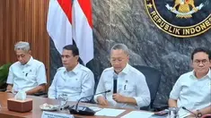 Menko Pangan Zulkifli Hasan menetapkan target cadangan beras pemerintah (CBP) sebesar 4 juta ton pada 2026, naik dari sebelumnya 3 juta ton. Kebijakan ini seiring proyeksi kenaikan produksi dan panen raya yang diperkirakan mulai Februari 2026.

Selain itu, pemerintah juga berencana menerapkan sat...