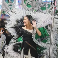 Prilly Latuconsina salah satu artis Ibu Kota yang memeriahkan acara Jember Fashion Carnaval (JFC) 2023. Dalam acara tersebut, Prilly tampil beda dengan menggunakan barang bekas sebagai kostumnya.Berikut beberapa potret Prilly tampil di JFC 2023. [Instagram/prillylatuconsina96]