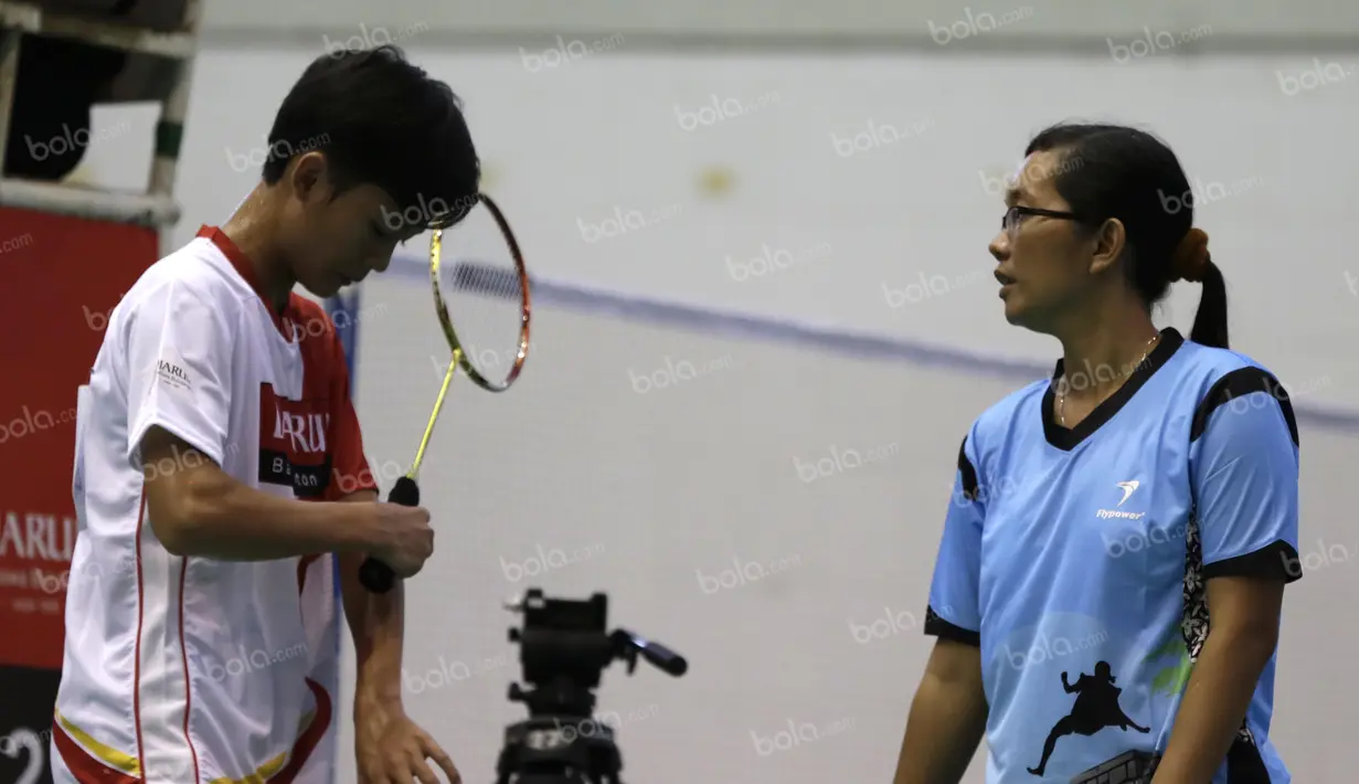Seorang atlet putra mendapat arahan dari pelatihnya saat bertanding di kelompok umur 15 tahun dalam Audisi Umum Beasiswa Bulutangkis PB Djarum di GOR Sritex, Solo, Senin (11/4/2016). (Bola.com/Arief Bagus)