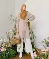 Simple tapi stylish, bisa tiru gaya Shireen Sungkar kenakan tunik dengan detail puff pada lengan dan celana kulot warna putih (Instagram/Shireensungkar).
