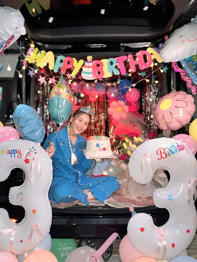 Potret Ayu Ting-Ting di Parade Selebrasi Ulang Tahun ke-33, dari Pakai Piyama hingga Leisure Wear dengan Tas Branded