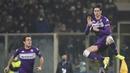 Siapa yang tak kenal Dusan Vlahovic. Dua golnya ke gawang AC Milan membuat Fiorentina lolos dari kekalahan. Pemain Serbia yang berumur 21 tahun tersebut di musim ini sudah 13 kali bermain dan mencetak 10 gol. (AP/LaPresse/Massimo Paolone)