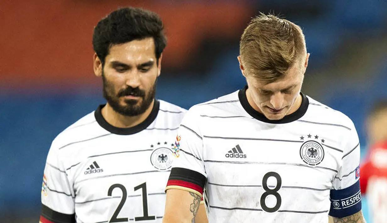 Pemain Jerman, Toni Kroos dan Ilkay Gundogan, tertunduk lesu usai gagal menaklukkan Swiss pada laga UEFA Nations League di Stadion St. Jakob-Park, Senin, (7/9/2020). Kedua tim bermain imbang 1-1. (Peter Klaunzer/Keystone via AP)