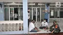Anggota TNI saat berjaga untuk mengimbau jemaah agar tidak Salat Jumat di Masjid Jami'e Baitussalam, Cipinang, Jakarta, Jumat (10/4/2020). (merdeka.com/Iqbal S. Nugroho)