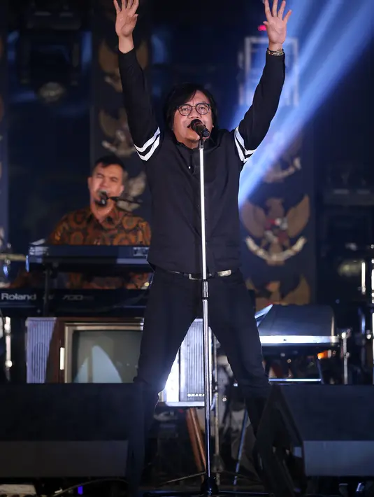 Grup band Dewa 19 menggelar konser Revolusi Pancasila di Komplek Parlemen, Senayan, Jakarta, Kamis (26/5) malam.  (Andy Masela/Bintang.com)