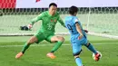 Striker asal Uruguay, Luis Suarez, berusaha membobol gawang Guangzhou Evergrande yang dijaga Li Shuai. (AFP/Toru Yamanaka)