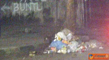 Citizen6, Bali: warga Bali membuang sampah sembarangan di sepanjang Jalan Legian. (Pengirim: Monica)