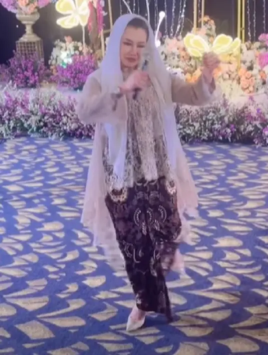 Reza Artamevia tampil menjadi pengisi acara di Mitoni Aurel Hermansyah. Ia menghibur para tamu undangan dengan bernyanyi mengenakan kebaya cokelat muda, dipadu kain batik sebagai rok dan selendang putih yang menutupi kepalanya. [Instagram/rezaartameviaofficial]
