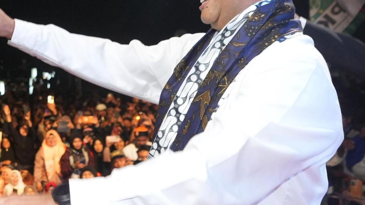 VIDEO: Anies Cium Tangan Istri Gus Dur, Beda Pilihan Tetap Saling Mendoakan