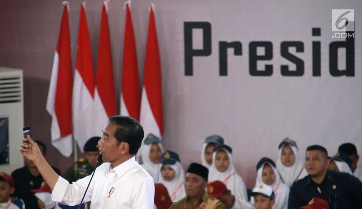 Presiden Joko Widodo atau Jokowi menunjukkan Kartu Indonesia Pintar (KIP) di GOR David-Tonny, Gorontalo Jumat (1/3). Tahun 2019 Provinsi Gorontalo mendapatkan jatah 80.502 KIP. (Liputan6.com/Arfandi Ibrahim)