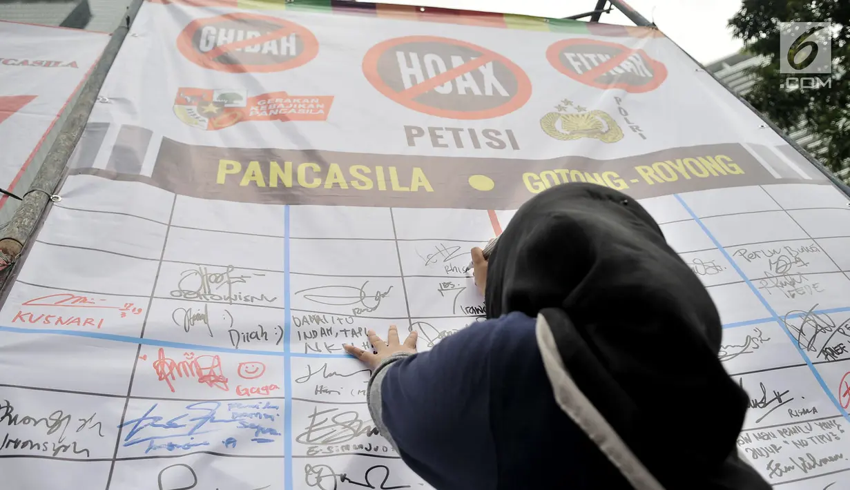 Warga menandatangani kampanye Pemilu Damai pada CFD di kawasan Bundaran HI, Jakarta, Minggu (17/3). Kampanye digelar Gerakan Kebijakan Pancasila mengajak masyarakat untuk mengawasi pemilu agar berjalan damai. (merdeka.com/Iqbal S Nugroho)