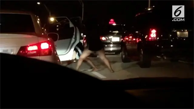Pengendara mobil di Amerika Serikat melakukan aksi tarian bokong di tengah kemacetan.