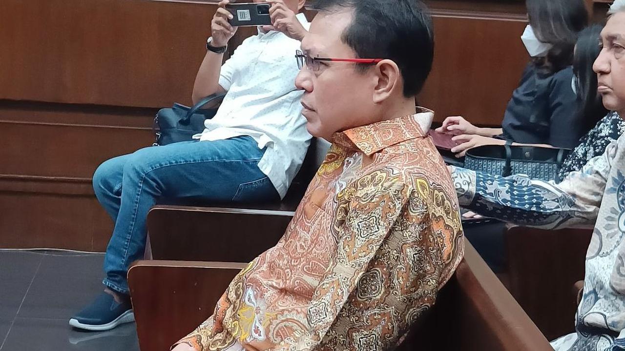 Selanjutnya pada 21 November 2021 hingga 22 Februari 2022, Hasbi menerima fasilitas penginapan berupa sewa kamar nomor 0601 dan kamar nomor 1202 tipe kamar executive suite senilai Rp162.700.000 dari Menas Erwin.<br>