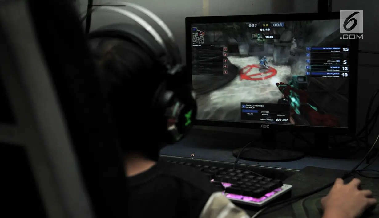 Seorang anak bermain game online di salah satu warung internet (warnet) di kawasan Duren Sawit, Jakarta, Senin (23/7). Kecanduan game online atau gaming disorder dapat berisiko pada penurunan kosentrasi belajar, daya ingat. (Merdeka.com/Iqbal S. Nugroho)