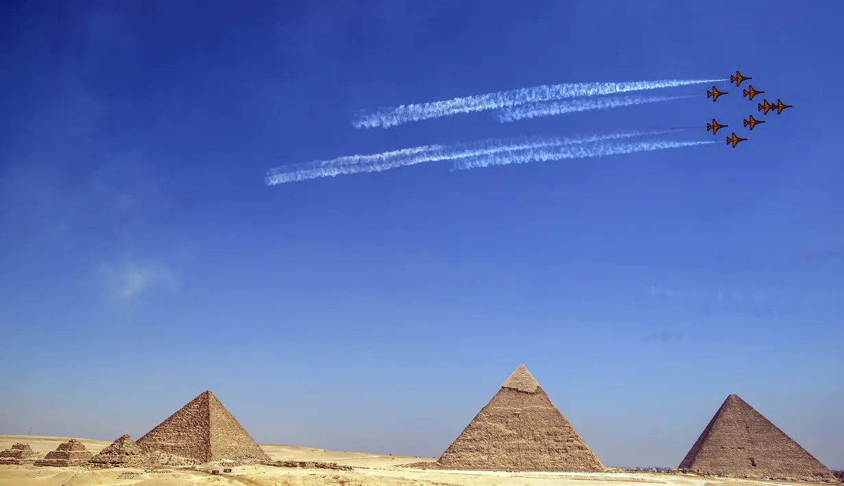 Pesawat KAI T-50 Golden Eagle dari 53rd Air Demonstration Group "Black Eagles" tim aerobatik Angkatan Udara Korea Selatan tampil selama Pyramids Air Show 2022 di atas (kanan ke kiri) Great Pyramid of Khufu, Pyramid of Khafre, dan Pyramid Menkaure di Giza Pyramids Necropolis, Mesir, 3 Agustus 2022. (Mahmoud Khaled/AFP)
