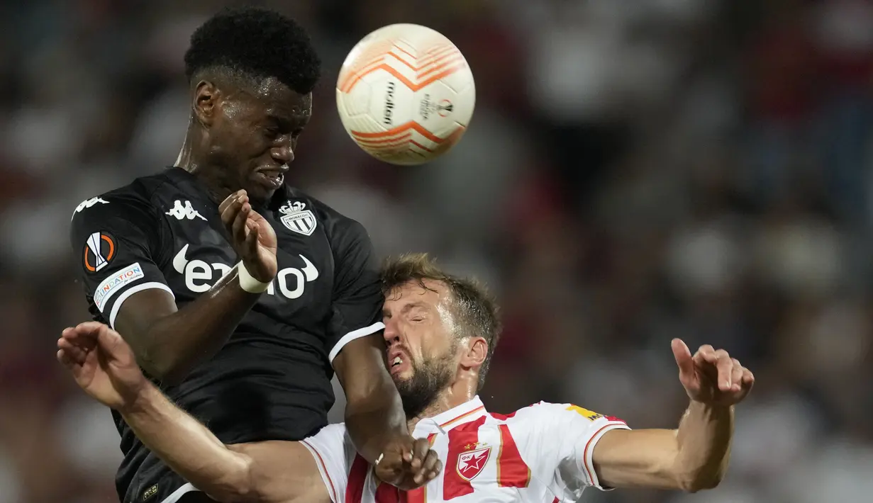 Pemain AS Monaco, Benoit Badiashile duel udara dengan pemain Red Star, Nemanja Milunovic, pada laga Liga Europa di Stadion Rajko Mitic, Jumat (9/9/2022). (AP/Darko Vojinovic)