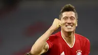 Penyerang Bayern Munchen, Robert Lewandowski, merayakan gol yang dicetaknya ke gawang Chelsea pada leg kedua babak 16 besar Liga Champions 2019/2020, Minggu (9/8/2020) dini hari WIB. (AP Photo/Matthias Schrader)