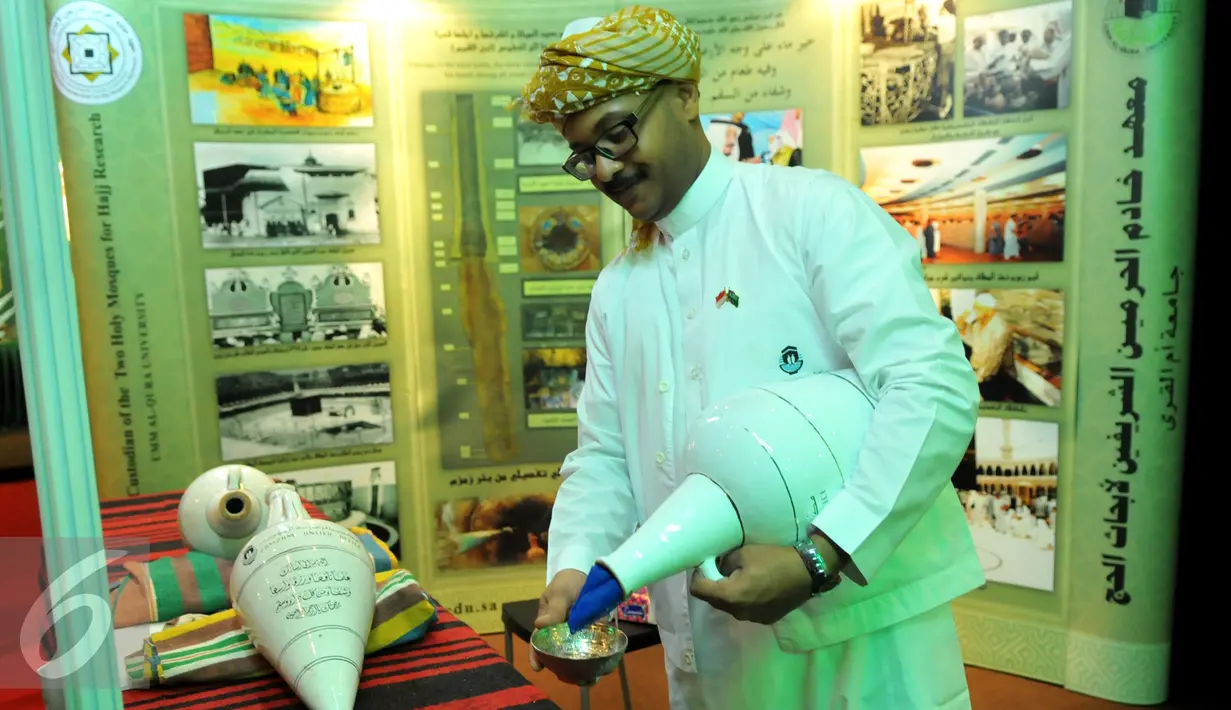 Seorang pria menuangkan air zam-zam saat Pameran Budaya Arab Saudi yang digelar di Museum Nasional, Jakarta, Minggu, (27/3). Negara Arab Saudi memperkenalkan budaya mereka agar lebih dikenal oleh masyarakat Indonesia. (Liputan6.com/Faisal R Syam) 