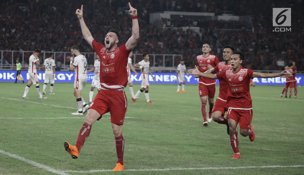 Striker Persija Jakarta, Marko Simic berselebrasi setelah membobol ke gawang Bali United pada final Piala Presiden di Stadion Utama GBK, Senayan, Jakarta, Sabtu (17/2). Persija Jakarta sementara unggul 2-0 atas Bali United. (Liputan6.com/Arya Manggala)