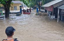 Aksi Dramatis SAR Selamatkan Puluhan Warga Terjebak Banjir Bandang Setinggi 1,5 Meter