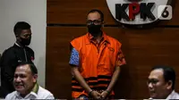 Rafael Alun mengenakan seragam tahanan KPK warna oranye dengan tangan diborgol. (Liputan6.com/Johan Tallo)