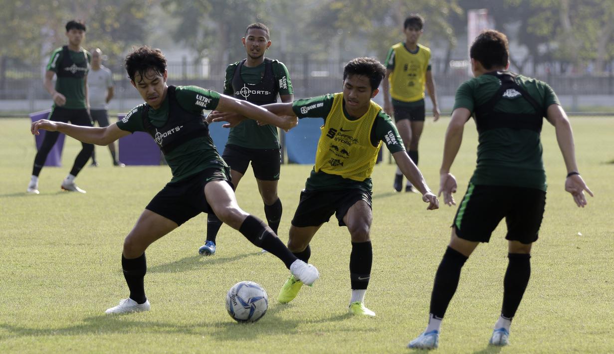 Pemain Timnas Indonesia U-23, Muhammad Luthfi, berebut bola saat latihan di Lapangan G, Senayan, Rabu (6/11). Jelang SEA Games 2019, Timnas Indonesia U-23 terus pertajam transisi pemain. (Bola.com/Yoppy Renato)